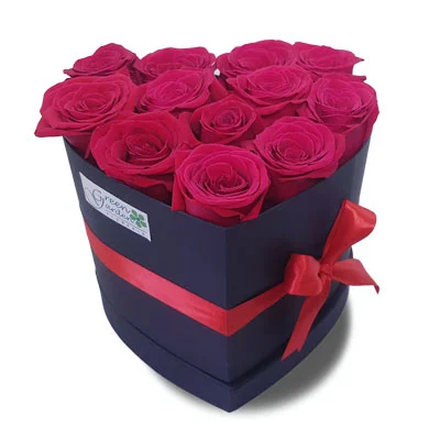 Caja con forma de Corazon de 12 rosas ecuatorianas